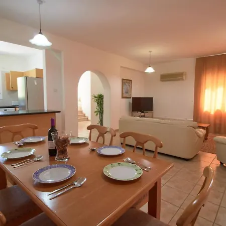 Ferienhaus Tatiana - 3br Coastal Serenity With Private Pool Peyia